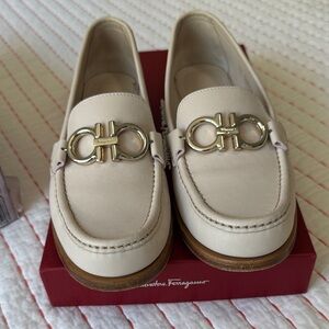 SALVATORE FERRAGAMO ROLO LOAFERS SHOE SZ 6 1/2 gently used excellent condition